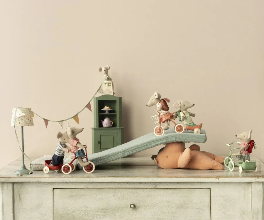 Abri Tricycle in Coral