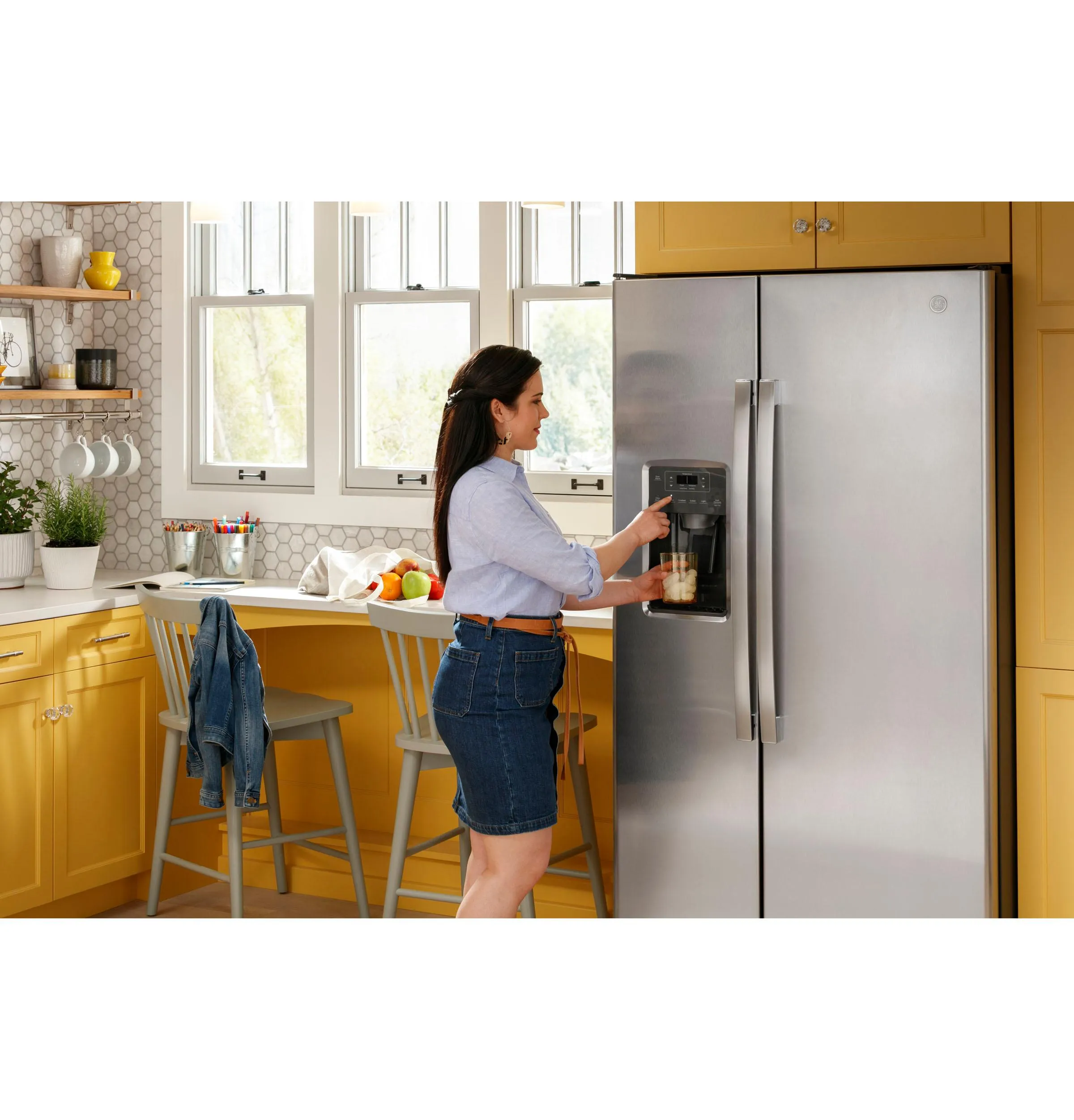 GSS23GGPWW GE® 23.0 Cu. Ft. Side-By-Side Refrigerator